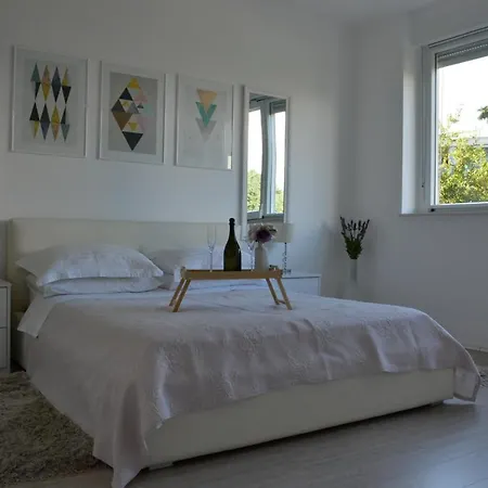 Seven Apartment *