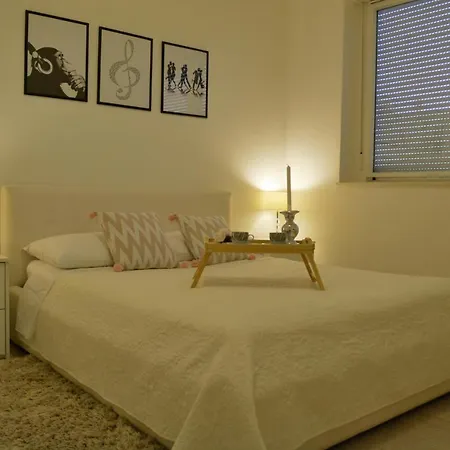 Seven Apartment *